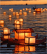 La cerimonia delle lanterne galleggianti sbarca alla spiaggia sull'Arno
