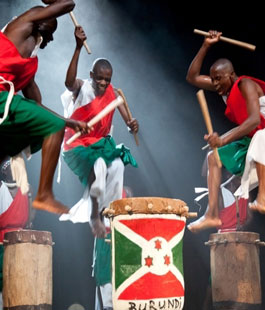 Tamburi del Burundi: l'energia dei maestri percussionisti africani sul palco del Teatro Puccini